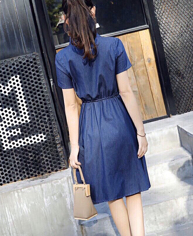 ĐẦM JEAN XOÈ CỔ SƠ MI EO RÚT DÂY